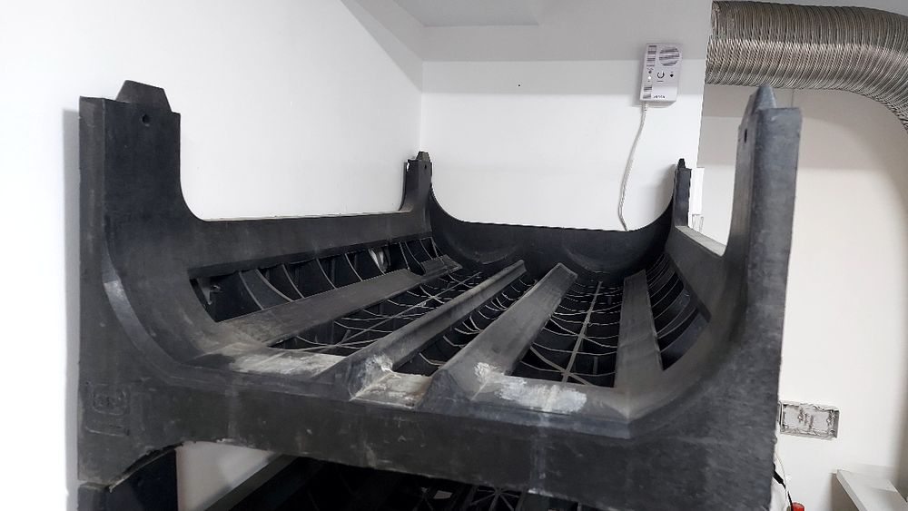 Vând suport / rastel pentru bidoane de apa 20l + 6 bidoane pline noi