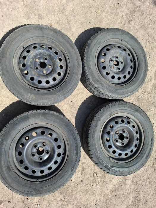 Vînd anvelope   205 65 r16 c