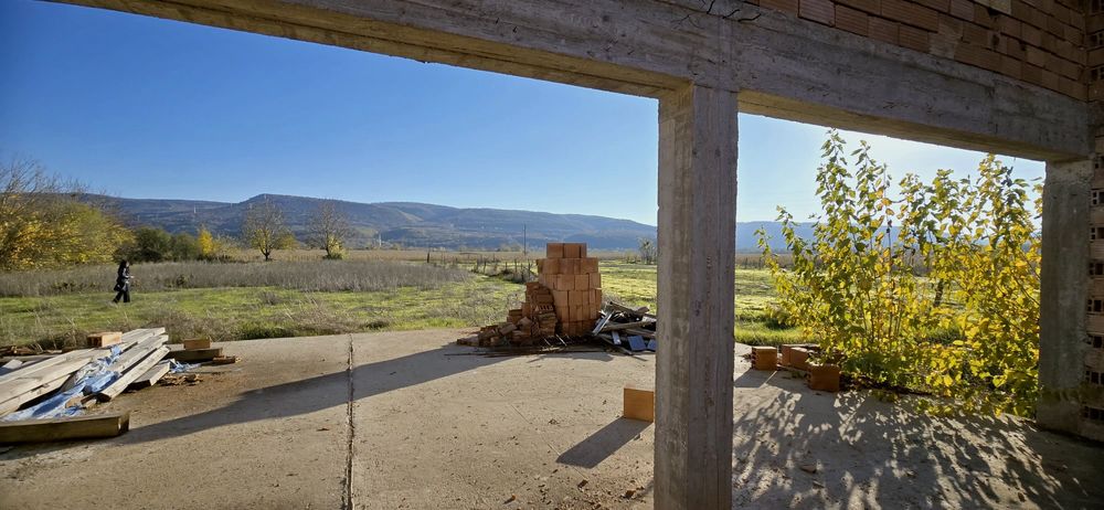 Едноетажна тухлена къща на груб строеж в село Първомайци