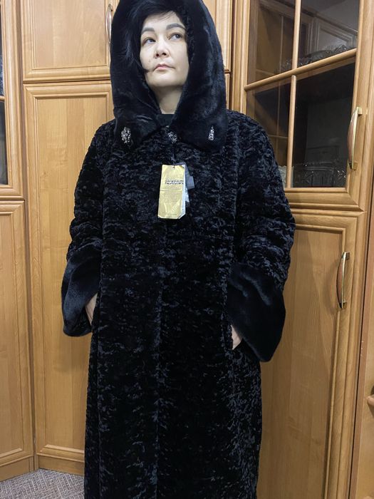 Продам шубу каракулевую новую