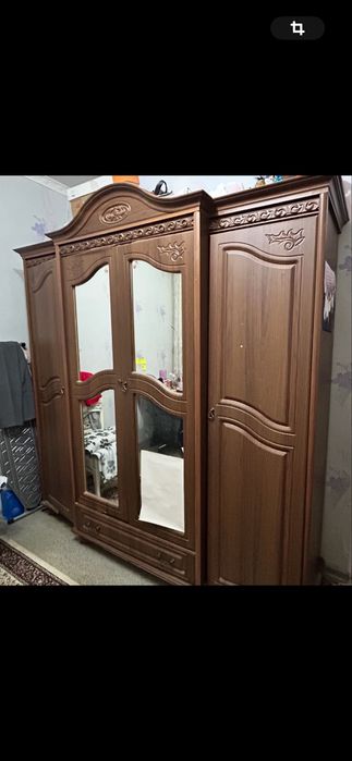 Продам шкаф,тремо и две тумбочки.