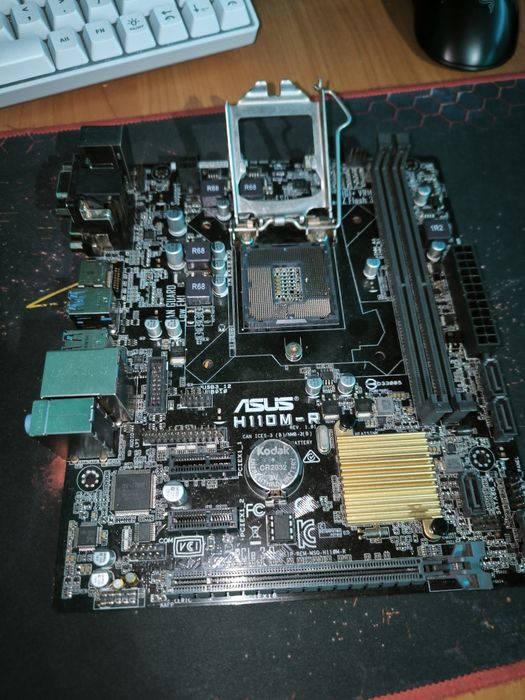 Asus H110M-R DEFECTA! Daca vrea cineva sa incerce sa o repare.