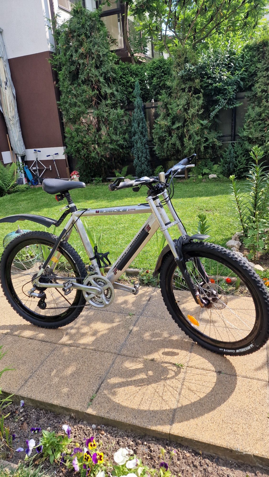 Bicicleta cu cadru de aluminiu