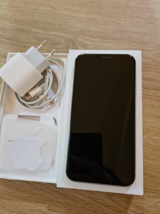 iPhone 11
With , 64 GB, Excelent