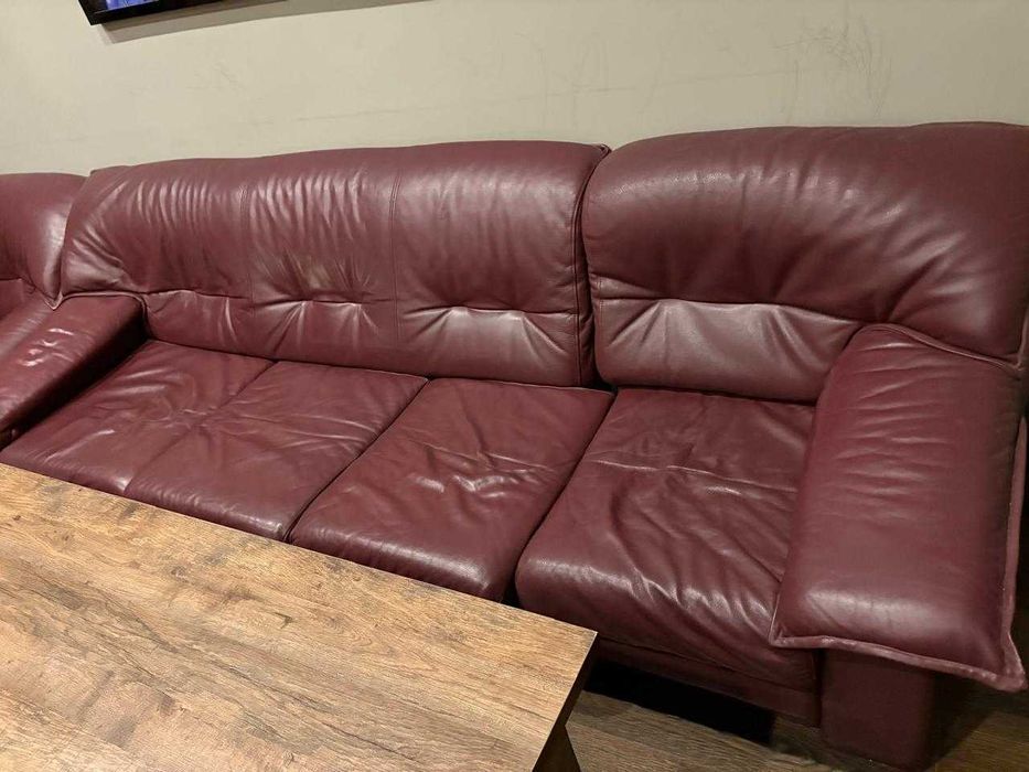 Продам кожаный диван с креслом в хорошем состоянии