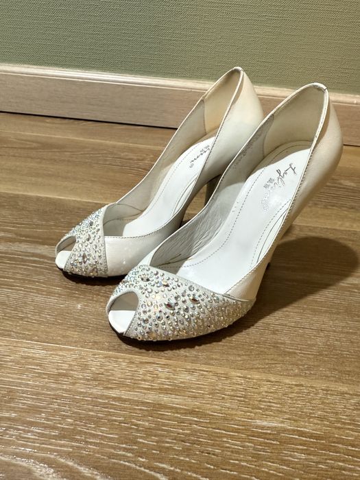 Туфли свадебные, все кожанные  размер 36, фирменные, на узкую ногу.