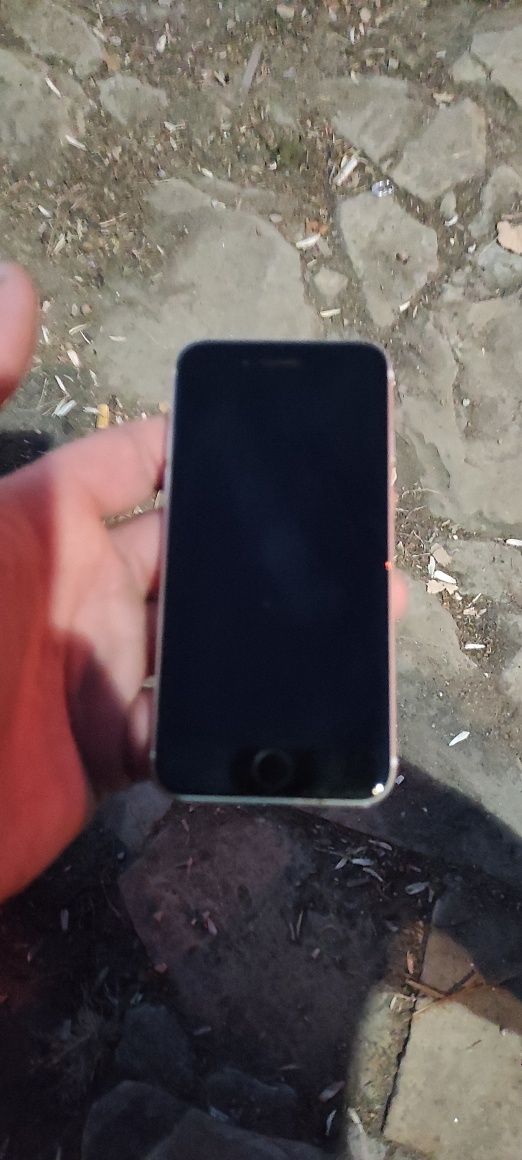 IPHONE SE.  400лв