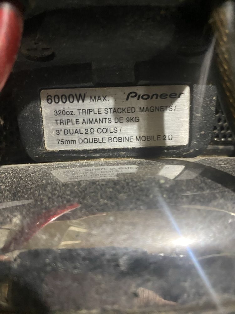 Subwoofer pioner 6000w merge foarte bine fara nici o problema