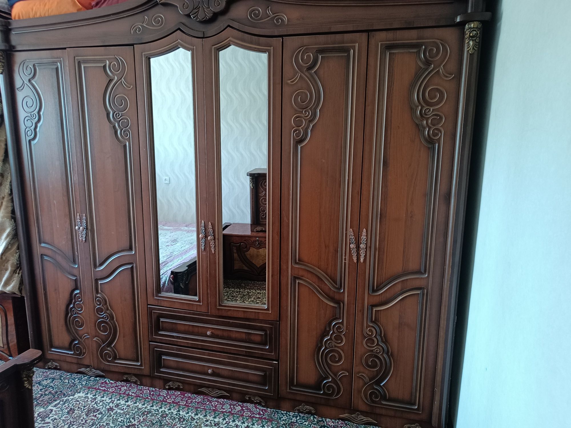 Srochna spalni garnitur sotiladi