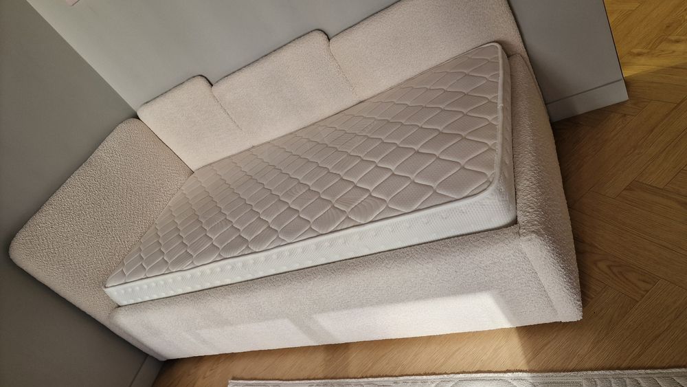 Кровать с матрасом