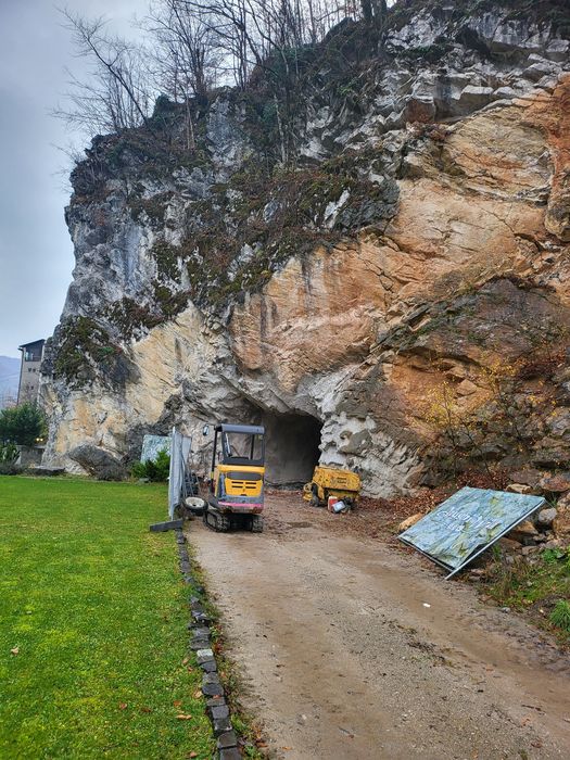 Execut lucrări cu miniexcavator