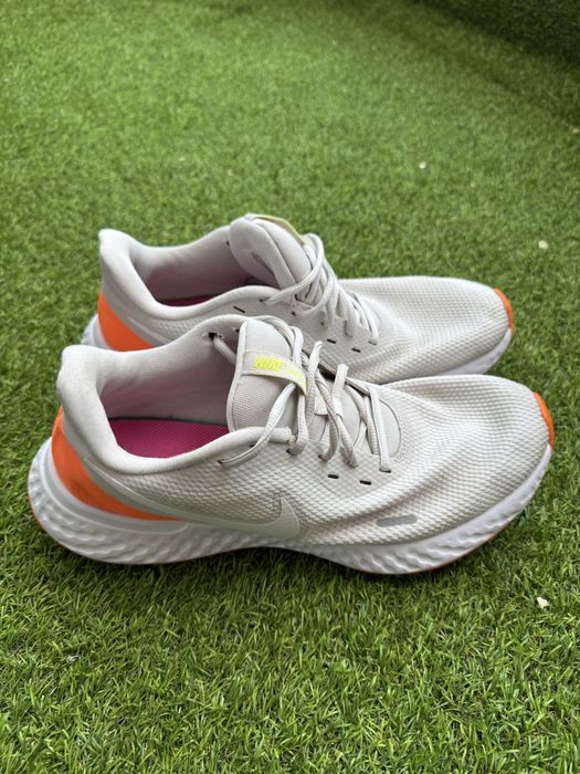 Nike Revolution 5 Platinum Tint 44