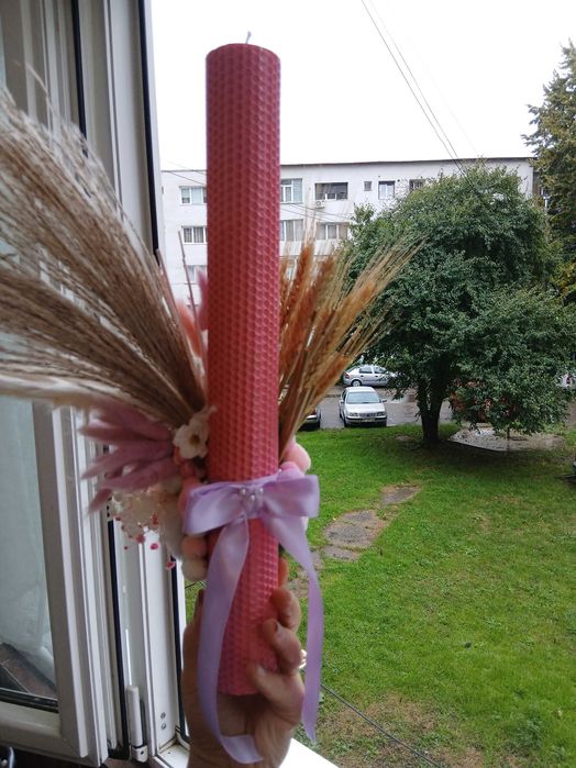 Lumanare de botez lucrata manual din ceara de albine tip fagure.