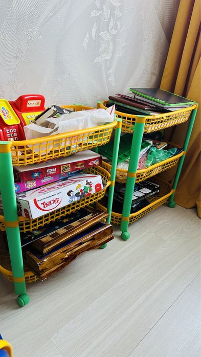 Полка для игрушек на колесиках, столик и стульчик