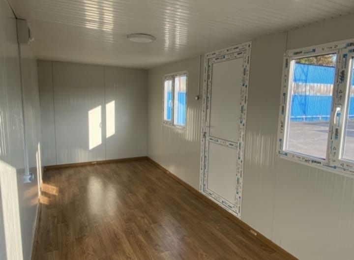 Container birou containere vitrina santier paza teava metalica neagra