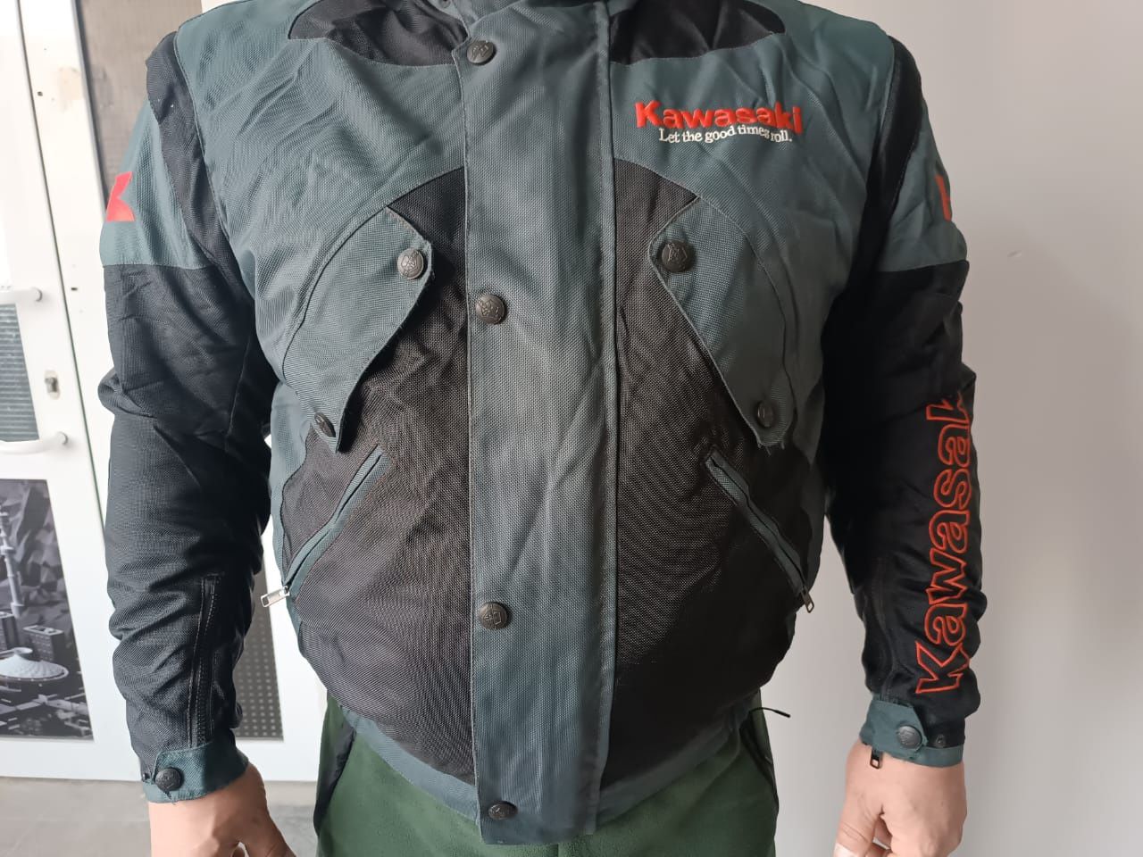 Продам байкерскую куртку