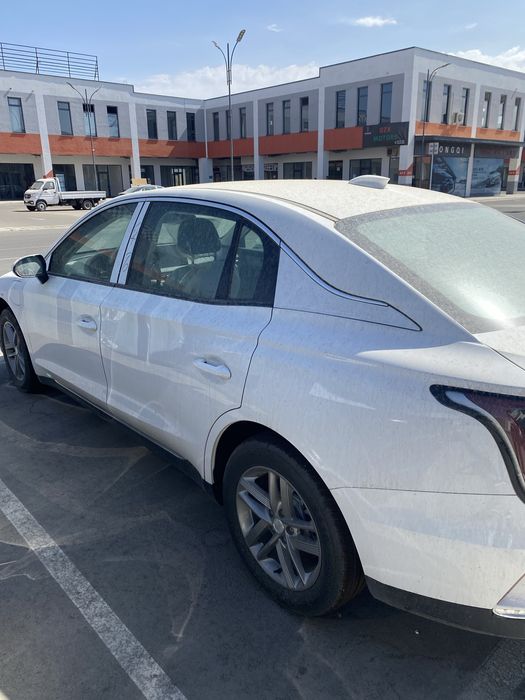 Hongqi E-QM 5 Full Restyling 500/560KM 2025