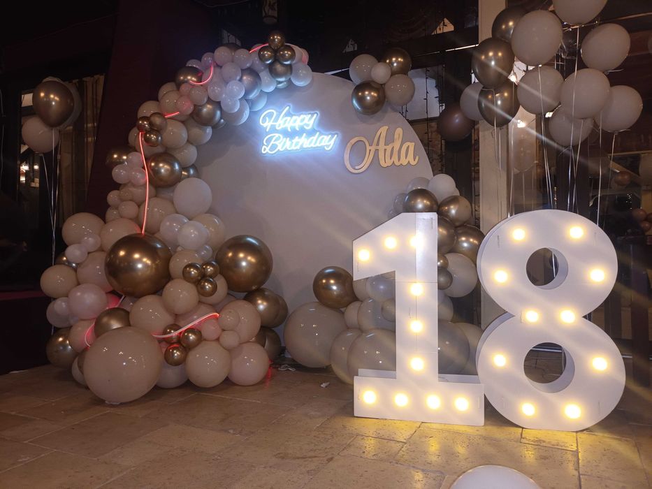 Aranjamente majorat Decor baloane Photocorner 18 ani / zi de nastere