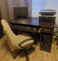 бюро, стол и компютърна конфигурация