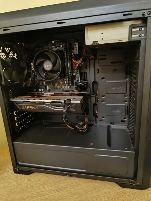 Геймърски компютър + 24" монитор Acer – готов за игра!