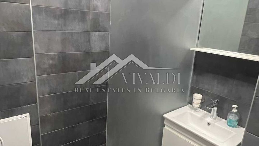 Дава се под наем Тристаен апартамент в Варна, Център - 100 кв.м за 850 € - Снимка #15