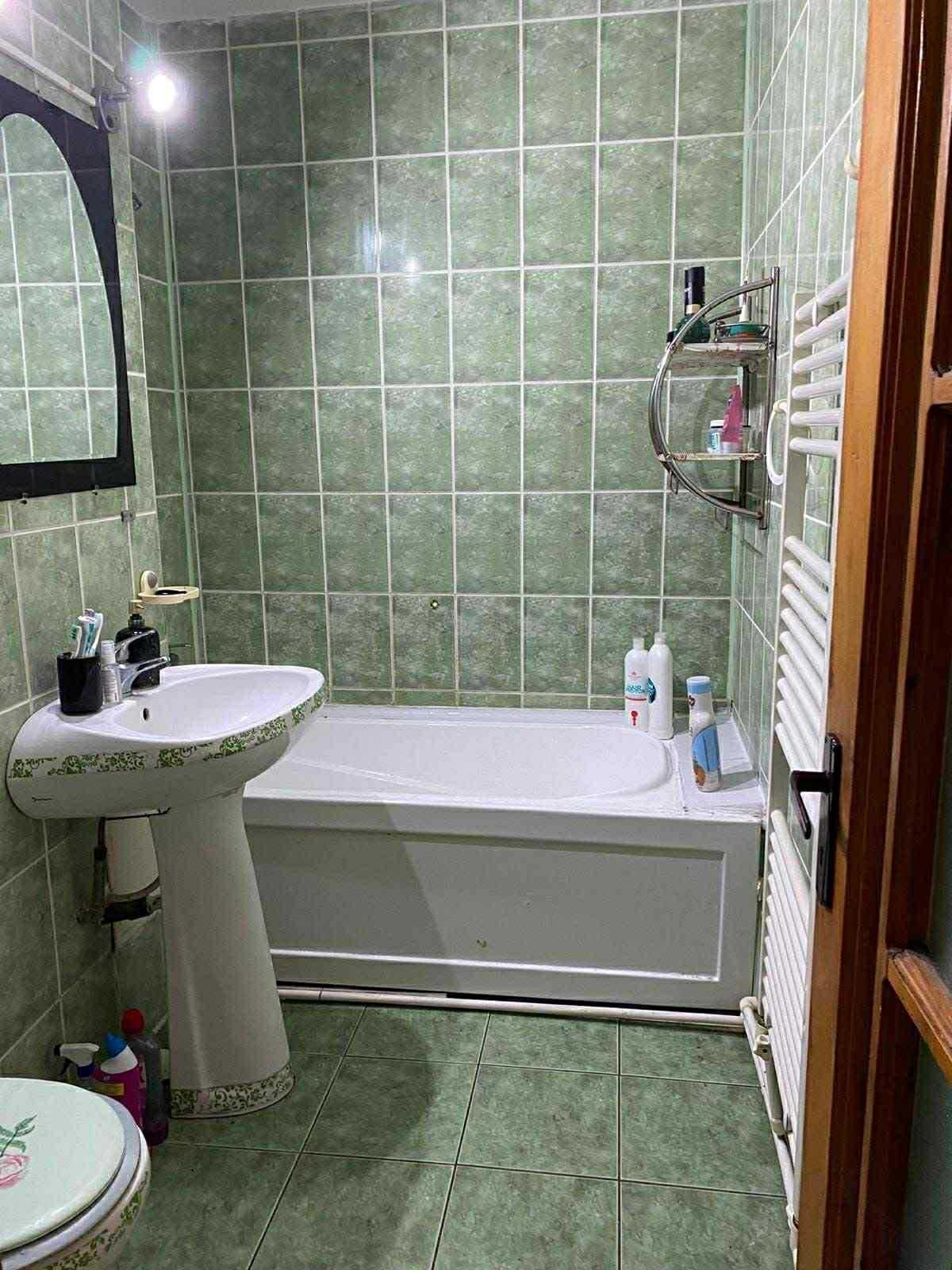 Închiriez apartament cu 2 camere camere