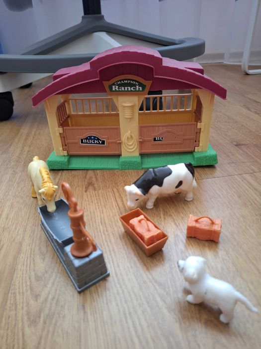 Ферма с животни и трактор