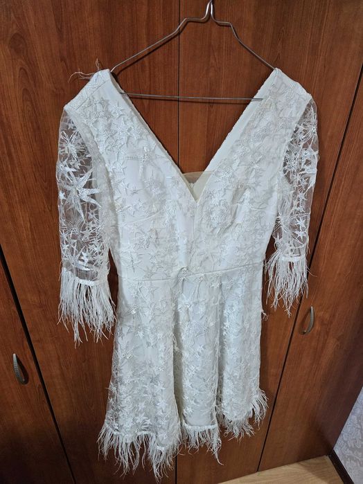 Бяла рокля, подходяща за моминско парти