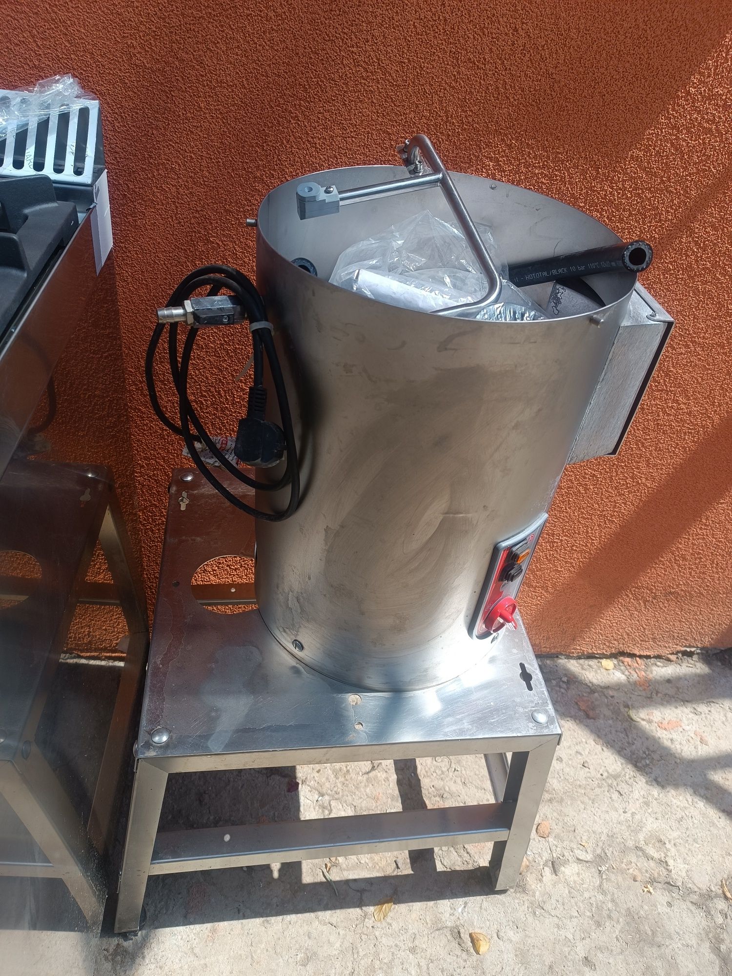 Mașină de gătit ( aragaz ) și curatator de cartofi electric