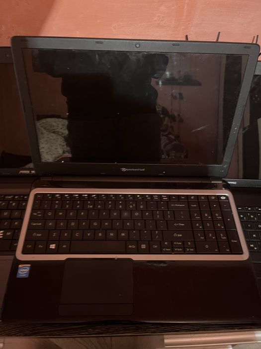 Schimb 3 leptopuri pentru piese cu unul functional.URGENT!!!