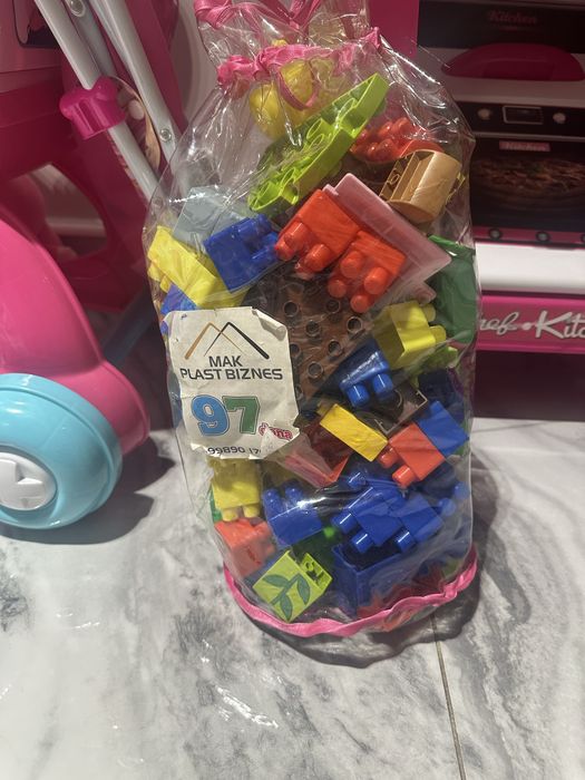 Игрушки,кухня,мягкие игрушки,коляска,корзинка,конструктор