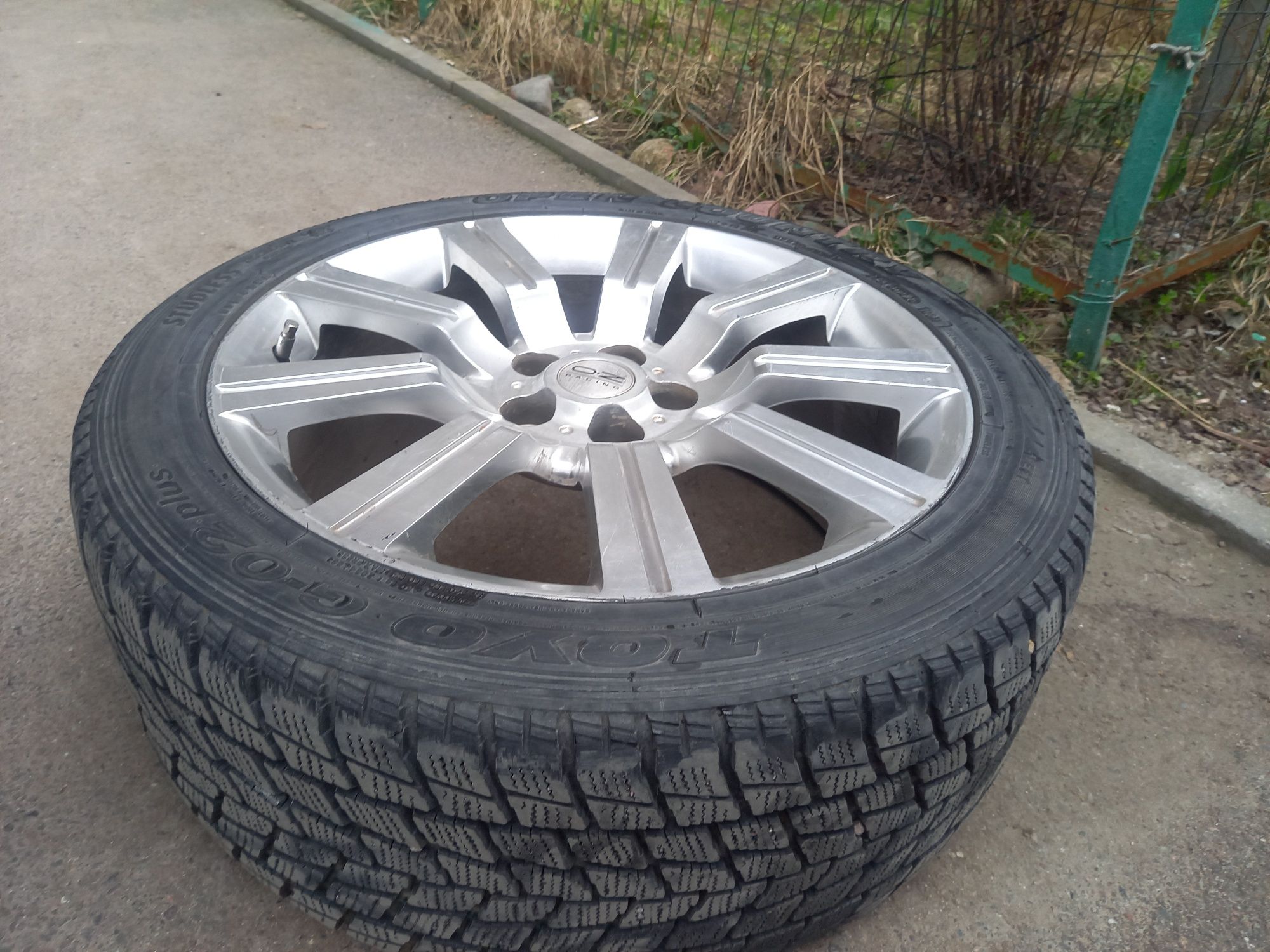 Продам шины с дисками 275/40R20 на Range rover sport