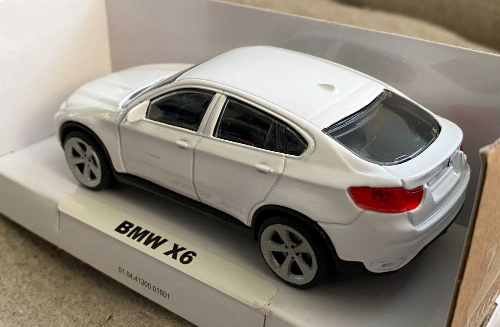 Macheta masinuta BMW X6 scara 1 43 - metal - noua