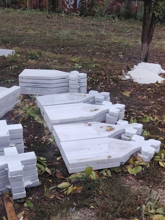 Cruci de marmură și cavouri