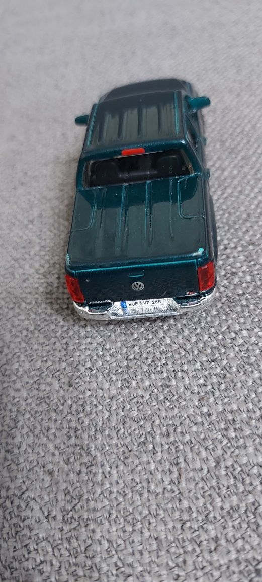 Vînd machetă VOLKSWAGEN Amarok din metal de colecție scara 1 / 43