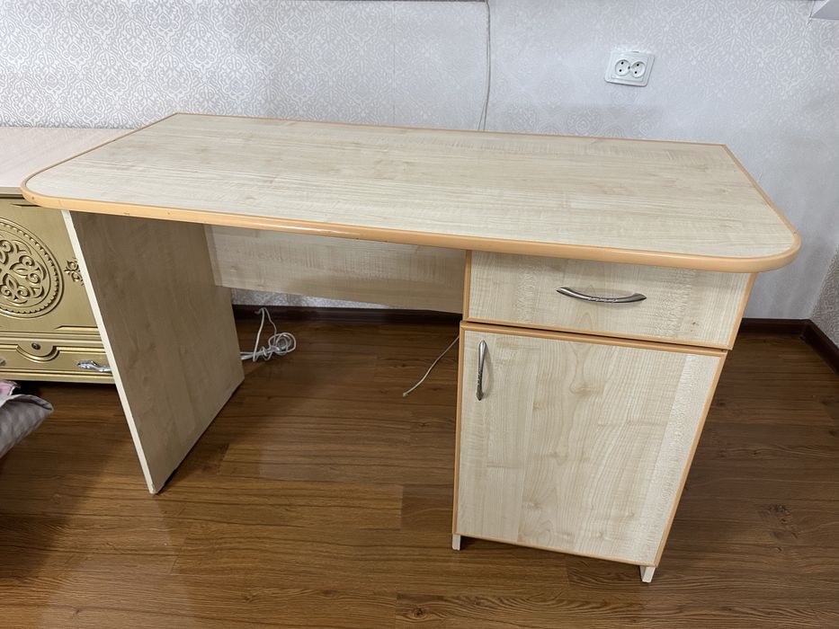 Парта б/у в отличном состоянии с тумбочкой
