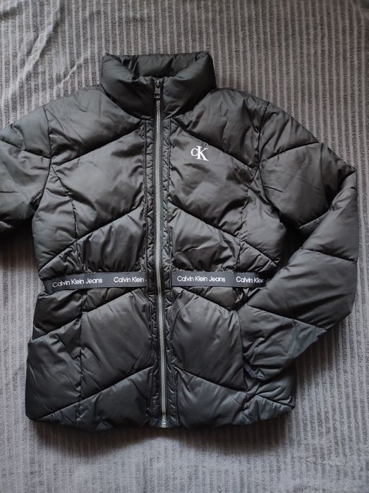 Зимно яке Calvin Klein
Размер 14/XS
Обличано броени пъти, без забележк