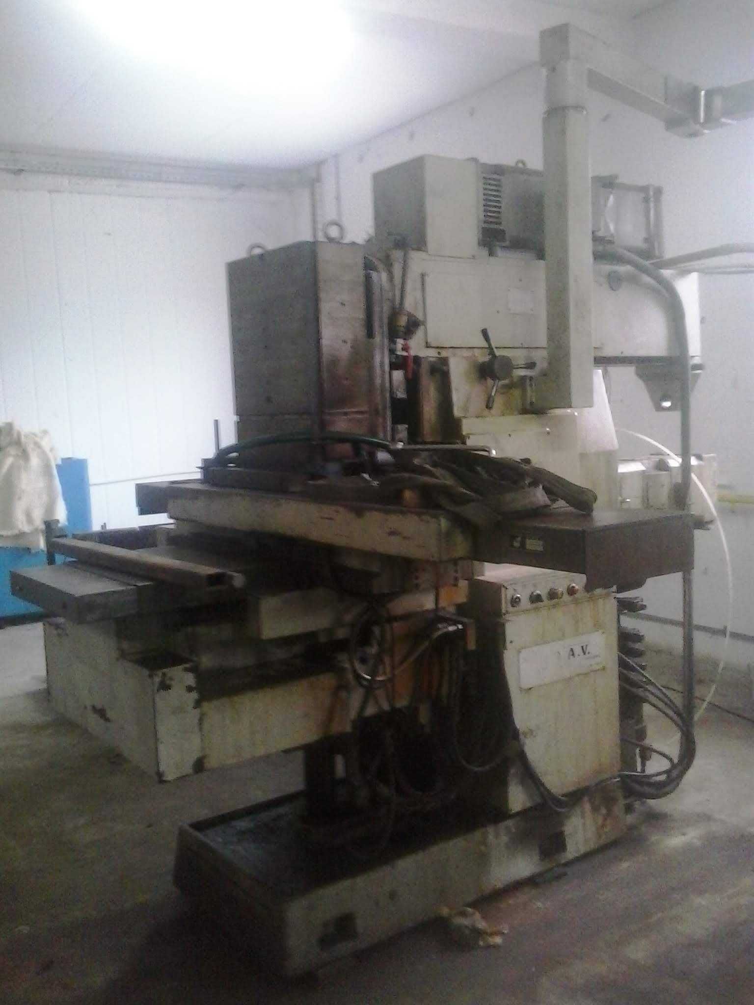 Mașină de frezat universal CNC