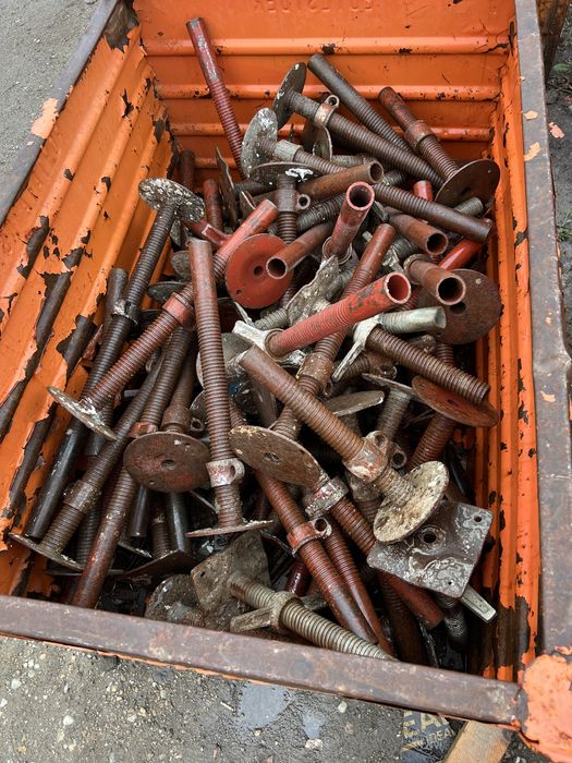 Picioare reglabile pentru schela