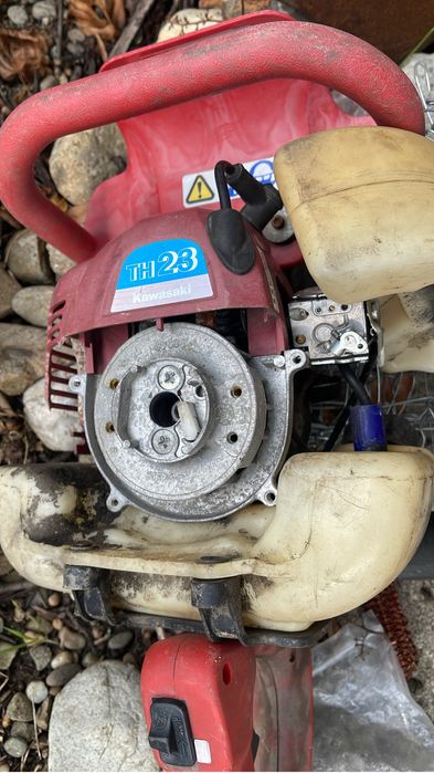 Vand  tot ce se vede in poze( foarfece , cauciucuri etc)