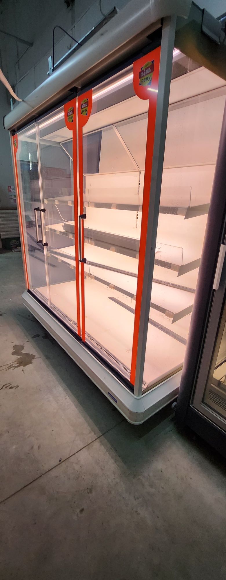 Vitrina frigorifica alimente lactate mezeluri