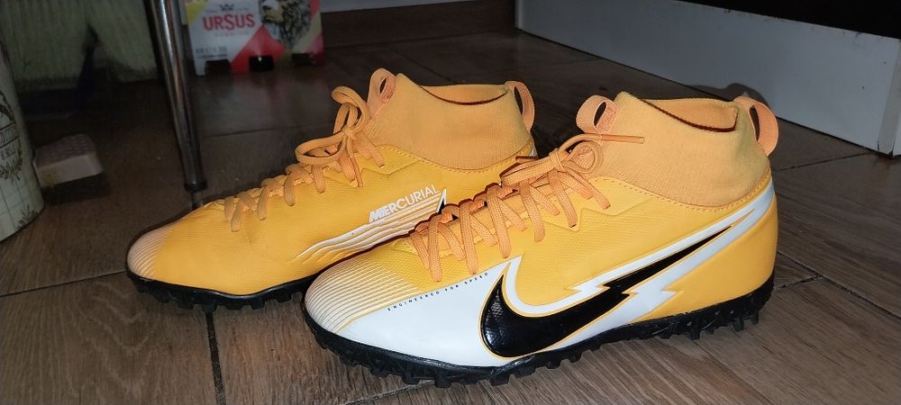 Adidasi Nike mercurial.