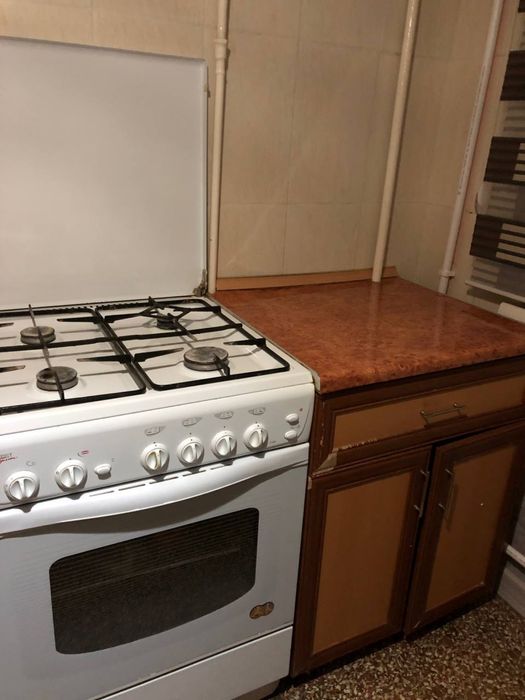 Продается газовая плита и тумбочка