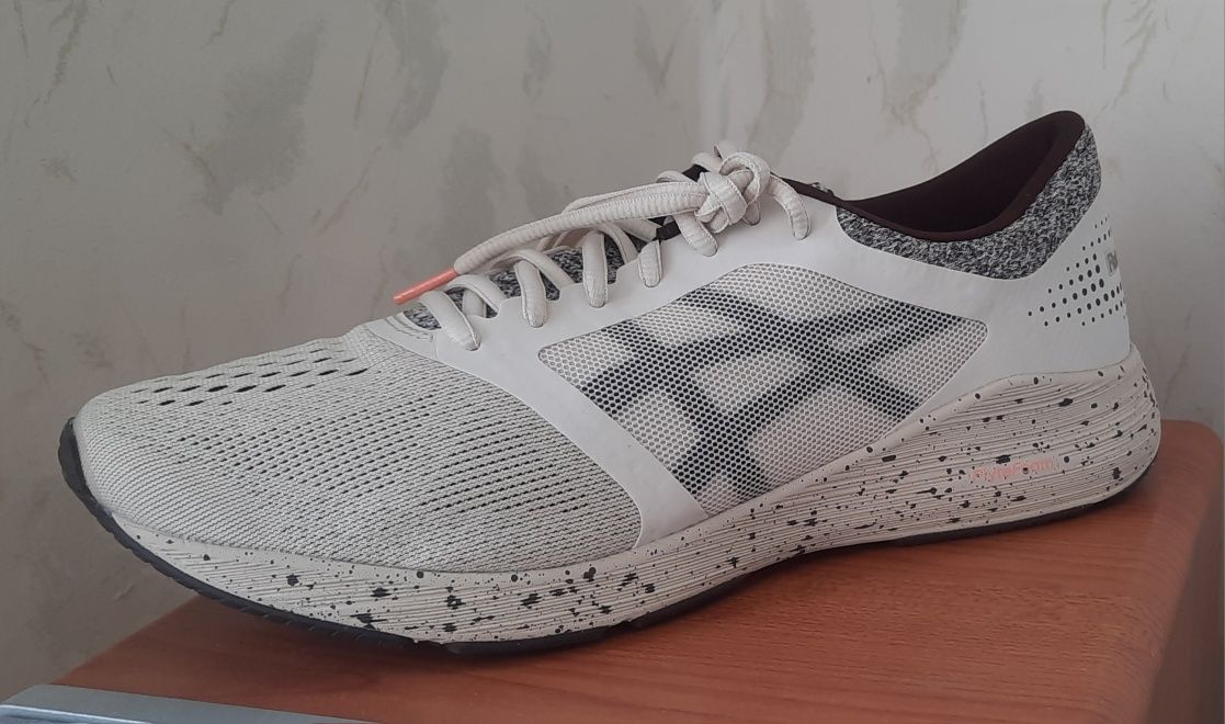 Продавам нови оригинални маратонки Asics