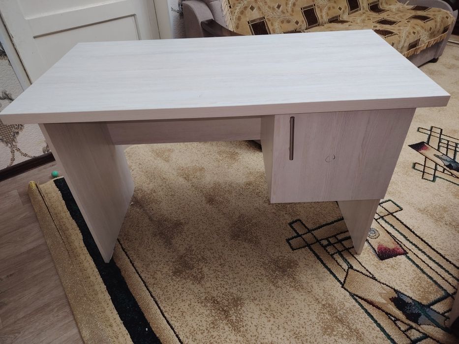 Продам  обсалютно новый письменный стол