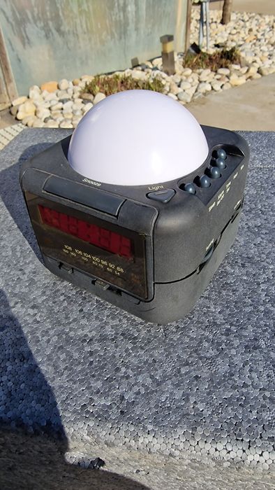 Ceas digital cu radio și lumini funcțional