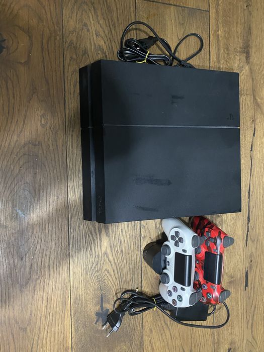 Playstation 4 с оригинални джойстици и станция за зареждане и 5 игри