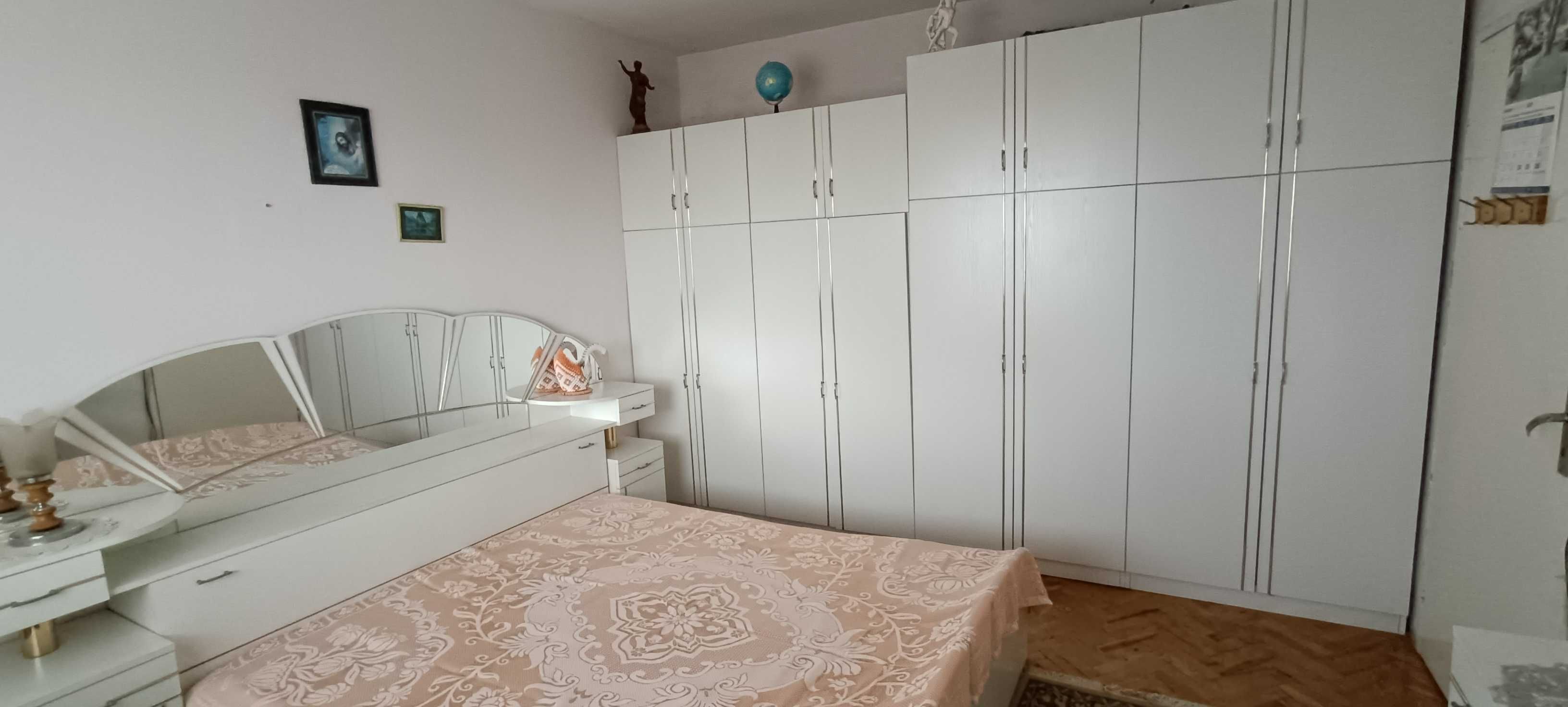 Продавам четиристаен апартамент 96кв.м. в кв. Деленки