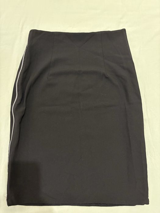 Черна пола със странични ципове