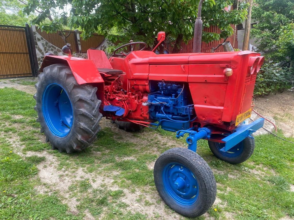Vând tractor UTB445